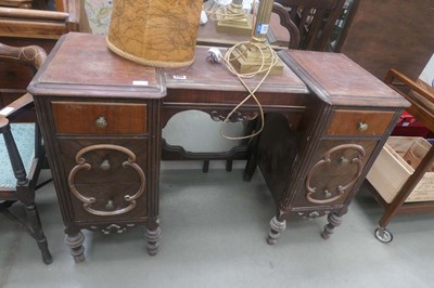 Lot 5155 - 1920s walnut dressing table