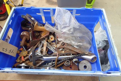 Lot 4675 - 2 plastic crates of hand tools