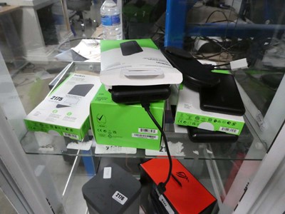 Lot 2175 - Selection of Belkin power banks