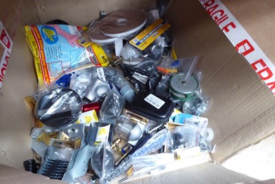 Lot 4715 - 2 boxes containing assorted items, to include...