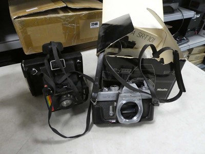 Lot 2232 - Box containing various cameras including a...