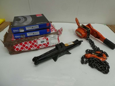 Lot 4604 - 2 Ford & 1 other brake discs, 2.5T jack and...