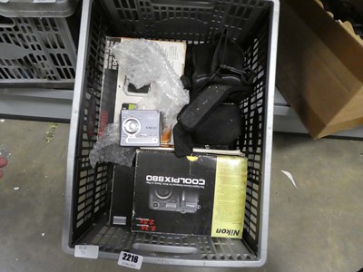 Lot 2216 - Box containing various cameras and camera...