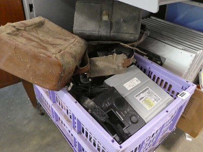 Lot 2221 - Box containing various cameras and camera...