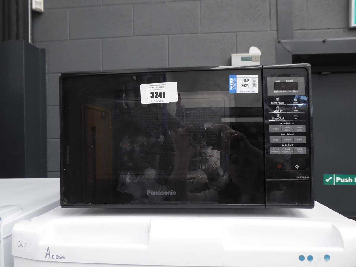 Lot 3241 - Panasonic microwave