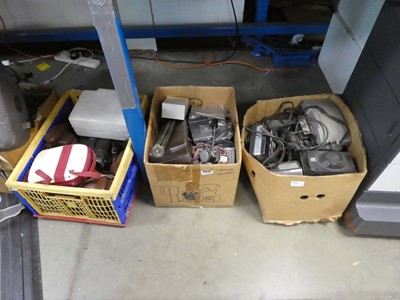 Lot 2272 - 5 boxes containing various cameras and camera...