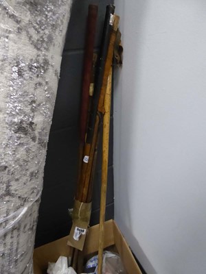 Lot 5458 - (1) Quantity of vintage golf clubs and modern...