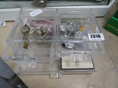 Lot 2316 - Box containing various jewellery items