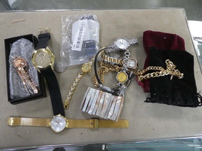 Lot 2334 - Bag containing various jewellery items,...