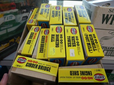 Lot 2383 - Selection of Airfix HO/OO railway accessories...