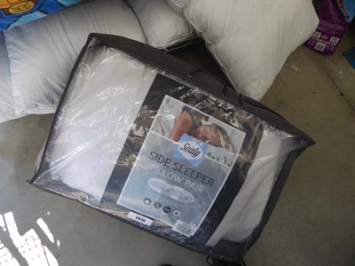 Lot 3485 - Lot of loose pillows