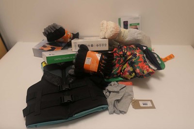 Lot 3457 - A bag containing accessories to include Life...
