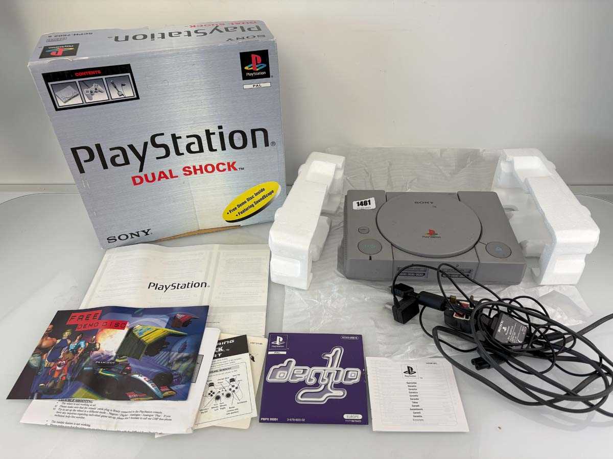 Lot PlayStation 1 in box with Demo disc. No...