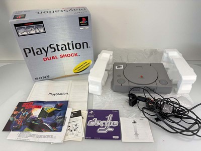 Lot PlayStation 1 in box with Demo disc. No...