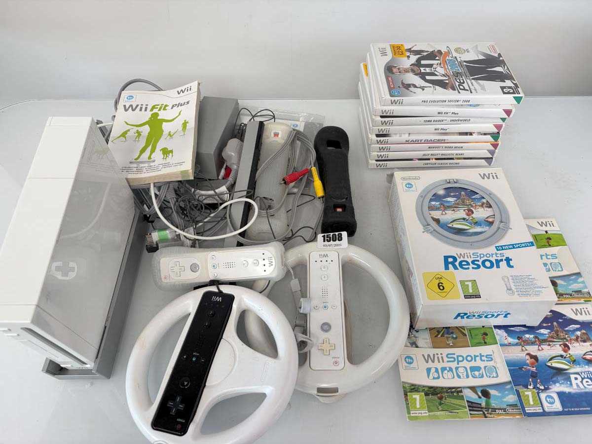Lot Nintendo Wii with accessories and games
