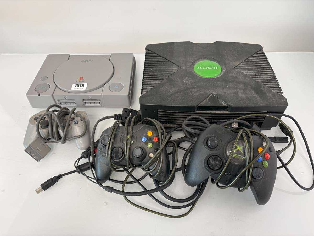 Lot PlayStation 1 with controller and Xbox with 2...