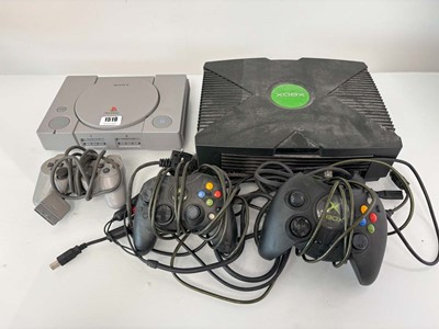 Lot PlayStation 1 with controller and Xbox with 2...
