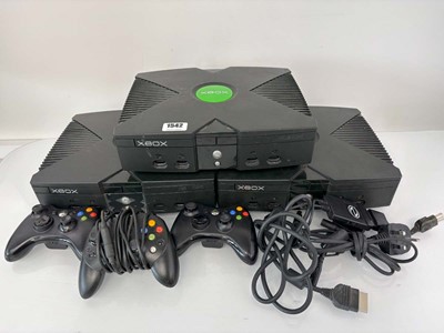 Lot 3x Xbox consoles and 3x controllers