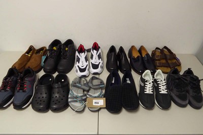 Lot 3643 - 12 pairs of men's shoes of various styles and...