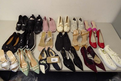 Lot 3666 - 18 pairs of ladies shoes of various styles and...