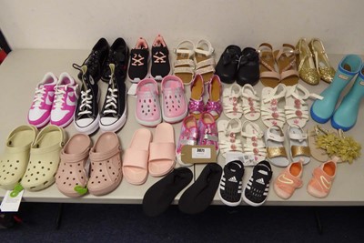 Lot 3671 - 23 pairs of kids/juniors shoes of various...