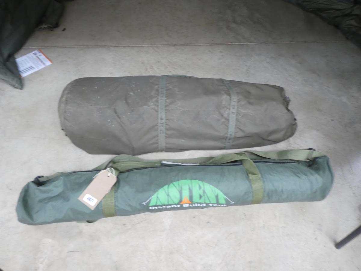 Lot 1 instant pop-up fishing tent with 1 cased...