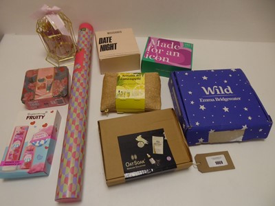 Lot 1069 - Selection of cosmetic gift sets to include...