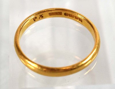 Lot 504 - A 22ct yellow gold wedding band, Birmingham...