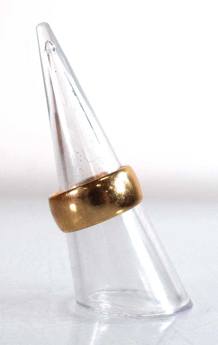 Lot 505 - A 9ct yellow gold wedding band, Birmingham...