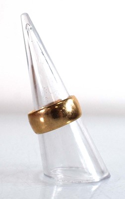 Lot 505 - A 9ct yellow gold wedding band, Birmingham...