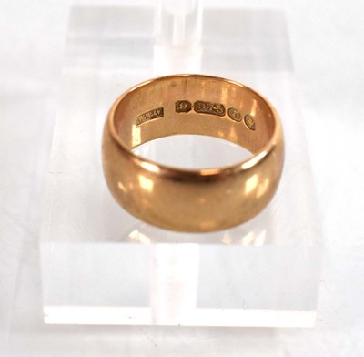 Lot 505 - A 9ct yellow gold wedding band, Birmingham...