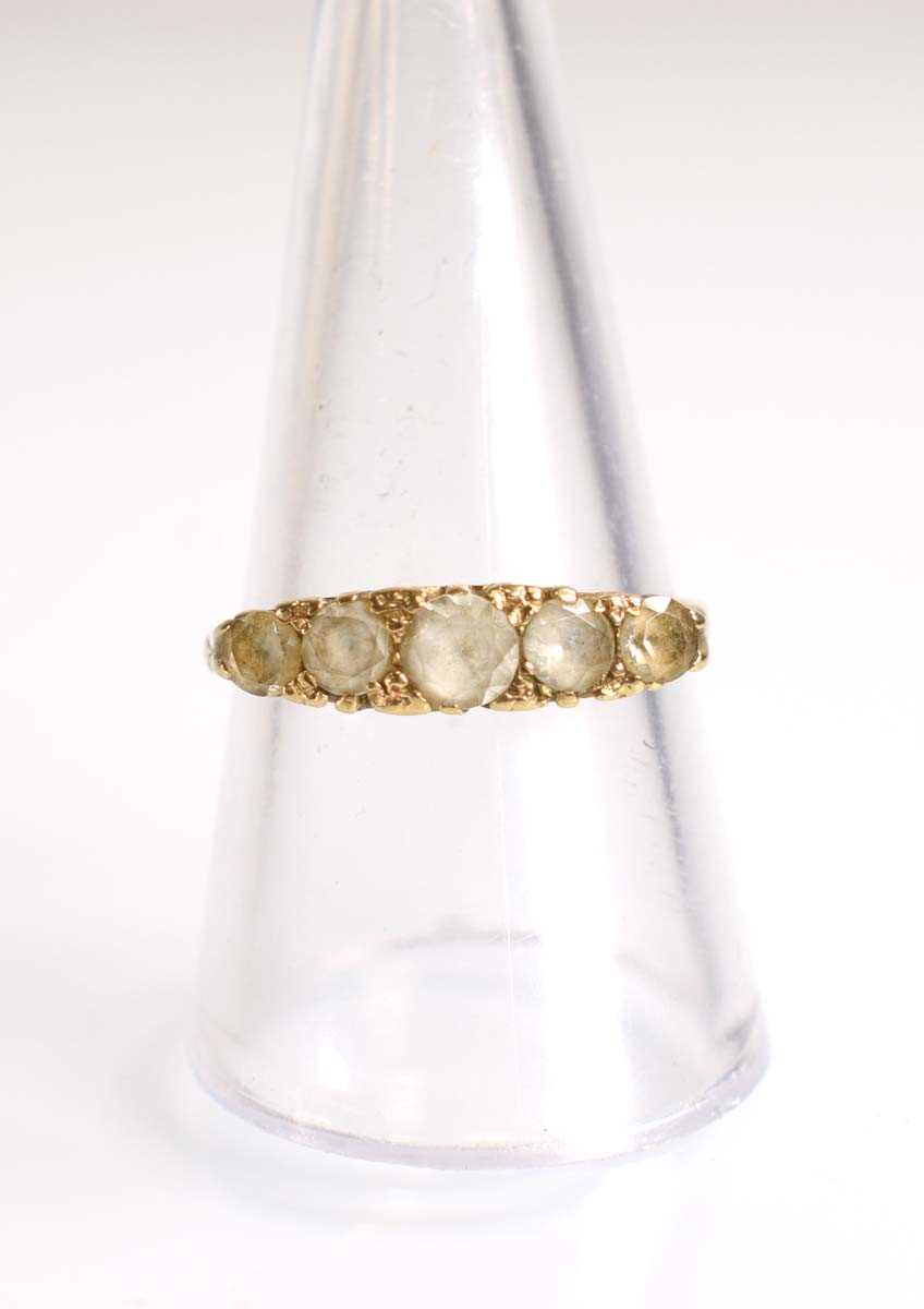 Lot 509 - A yellow metal ring set five graduated clear...