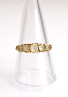 Lot 509 - A yellow metal ring set five graduated clear...