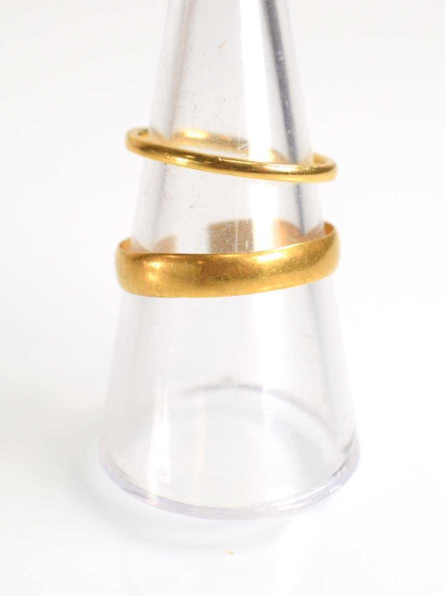 Lot 510 - A 22ct yellow gold wedding band, London 1934,...
