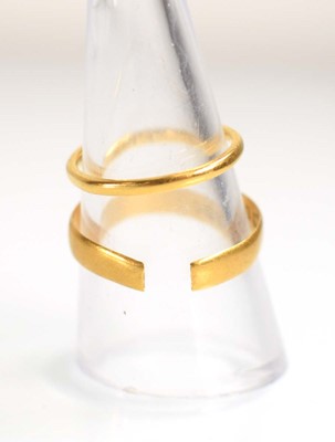 Lot 510 - A 22ct yellow gold wedding band, London 1934,...