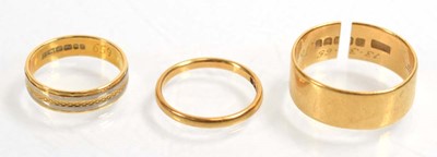 Lot 511 - An 18ct yellow gold wedding band, London 1964,...