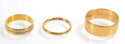 Lot 511 - An 18ct yellow gold wedding band, London 1964,...