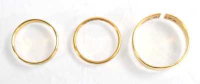 Lot 511 - An 18ct yellow gold wedding band, London 1964,...