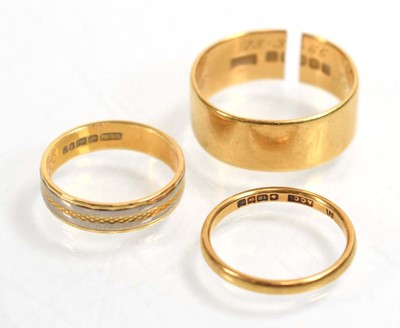 Lot 511 - An 18ct yellow gold wedding band, London 1964,...