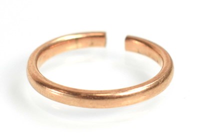 Lot 515 - Two 9ct yellow gold wedding bands and a yellow...
