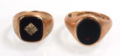 Lot 516 - A 9ct yellow gold signet ring set bloodstone,...