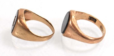 Lot 516 - A 9ct yellow gold signet ring set bloodstone,...