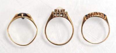 Lot 520 - Three 9ct yellow gold dress rings, one set...