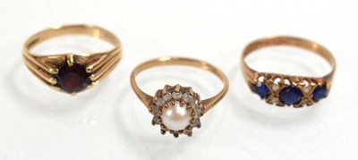 Lot 520 - Three 9ct yellow gold dress rings, one set...