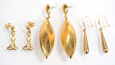 Lot 528 - A pair of 9ct yellow gold ear pendants of...