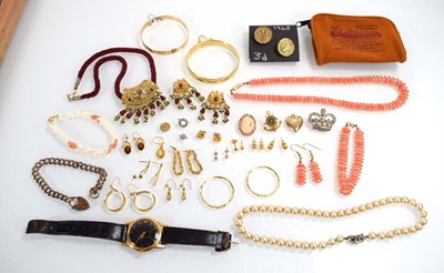 Lot 529 - A group of costume jewellery including a coral...