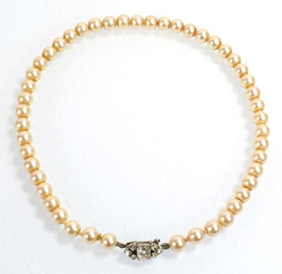 Lot 529 - A group of costume jewellery including a coral...