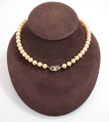 Lot 529 - A group of costume jewellery including a coral...