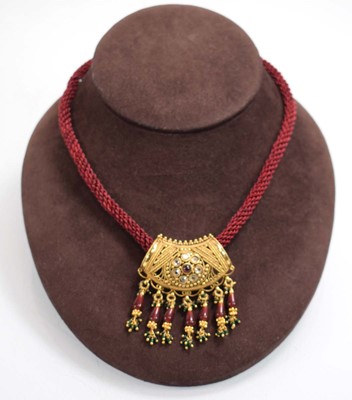 Lot 529 - A group of costume jewellery including a coral...