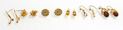 Lot 529 - A group of costume jewellery including a coral...